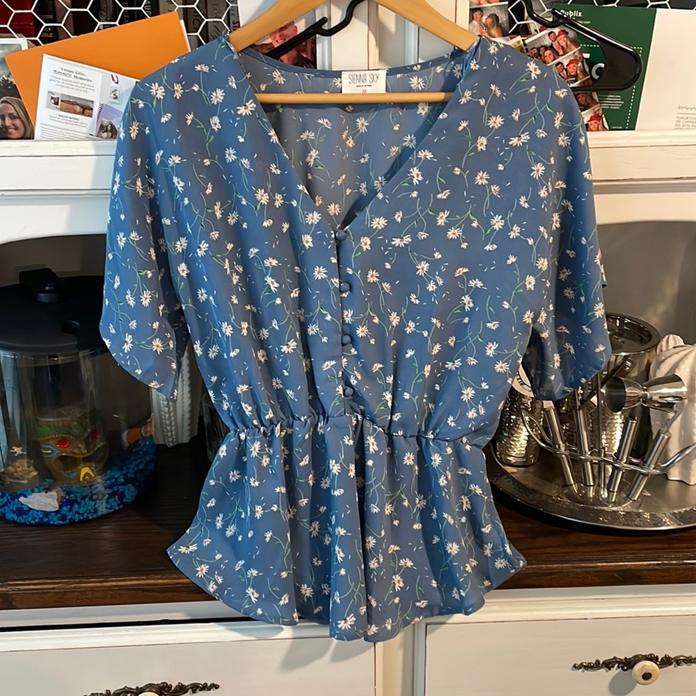 Pretty flowered blouse!💖 worn once!